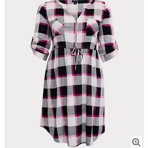 Torrid HOT PINK PLAID CHALLIS ZIP DRESS

Size 00